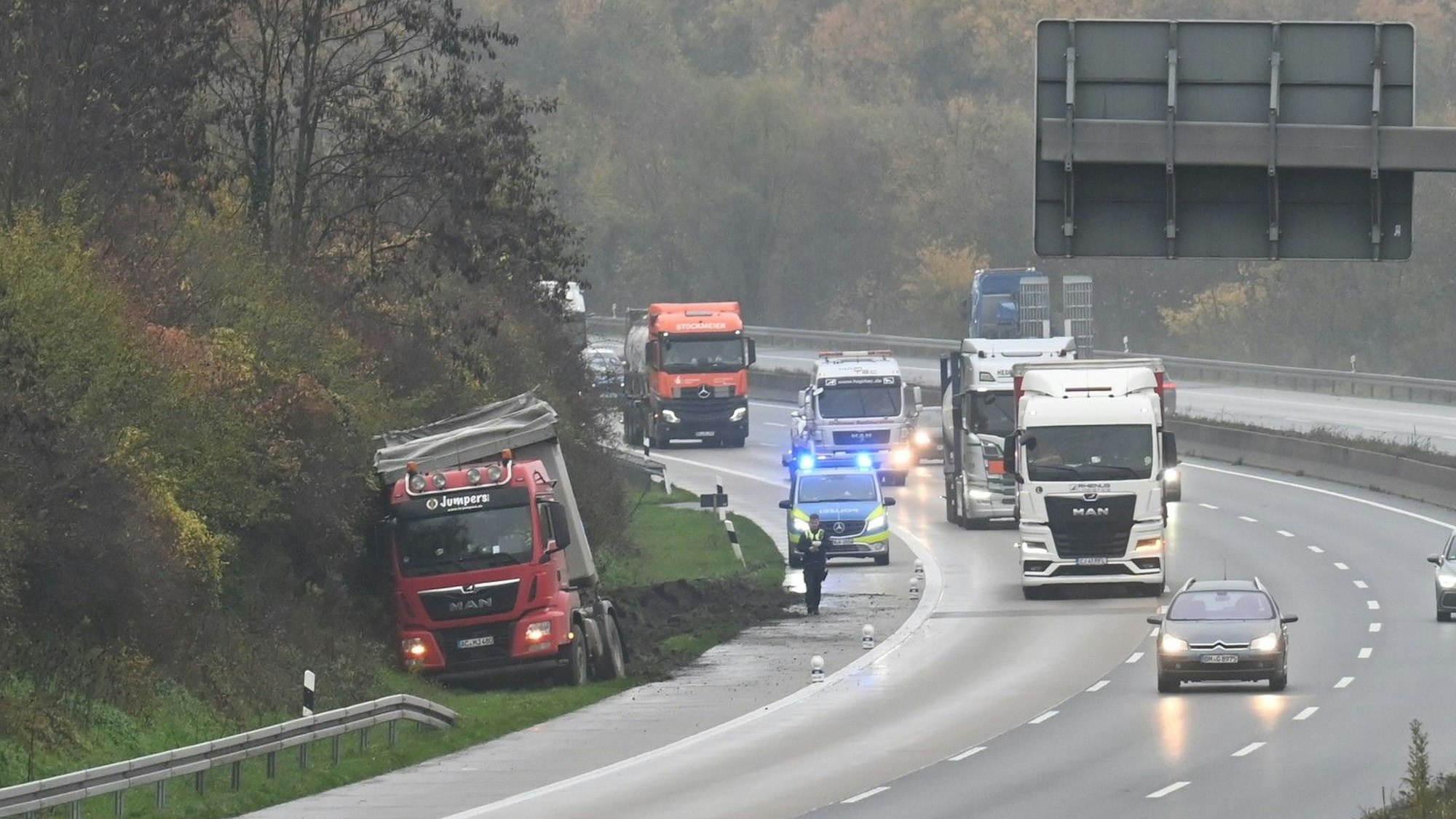 Ein Lkw ist auf der A4 zwischen Frechen und Kerpen in Fahrtrichtung Aachen von der Fahrbahn abgekommen. Das Fahrzeug fuhr sich im Grünstreifen fest. Die Polizei sicherte die Unfallstelle ab
