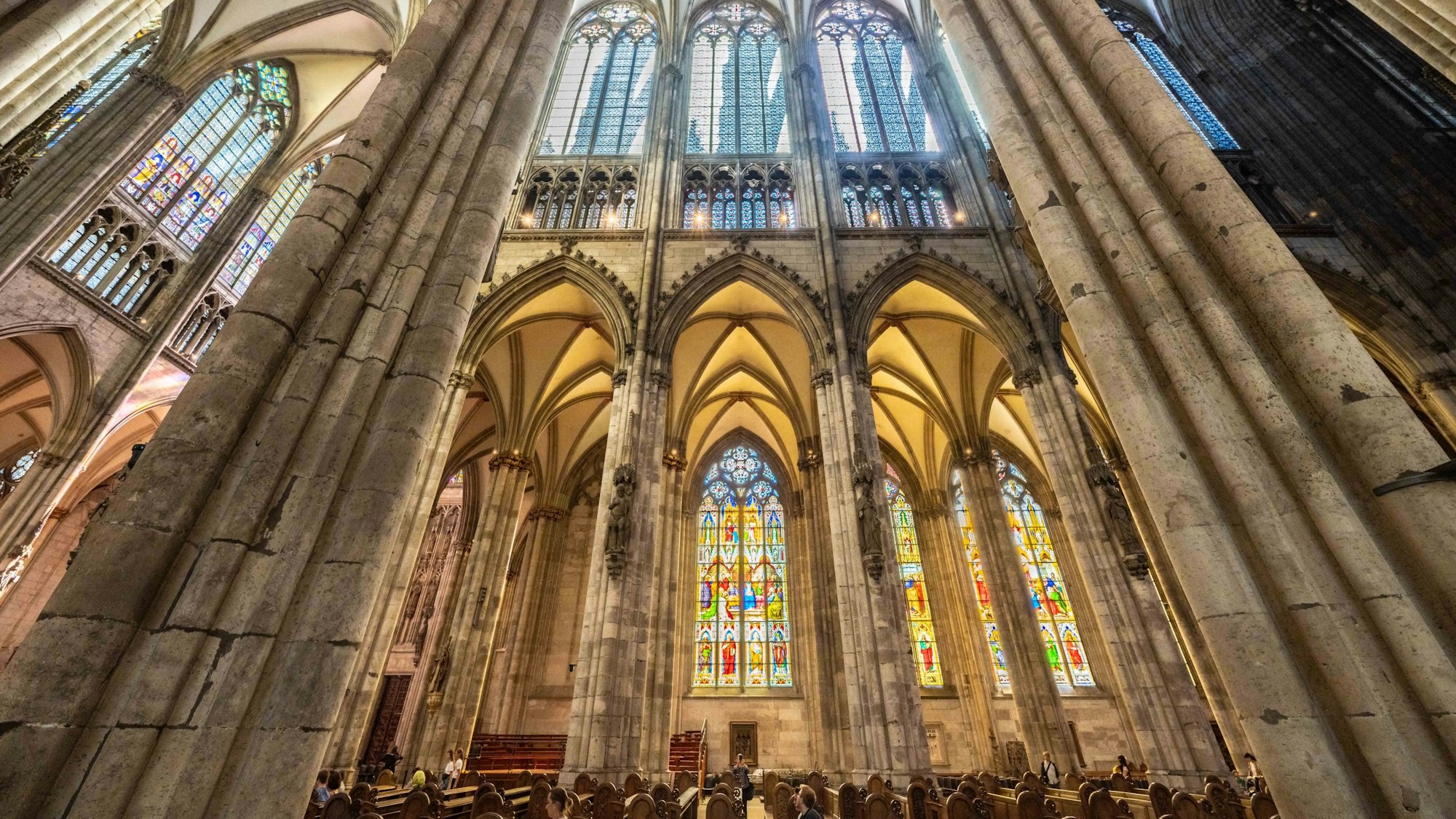 Lichtspiel der gotischen Kirchenfenster im Kölner Dom.