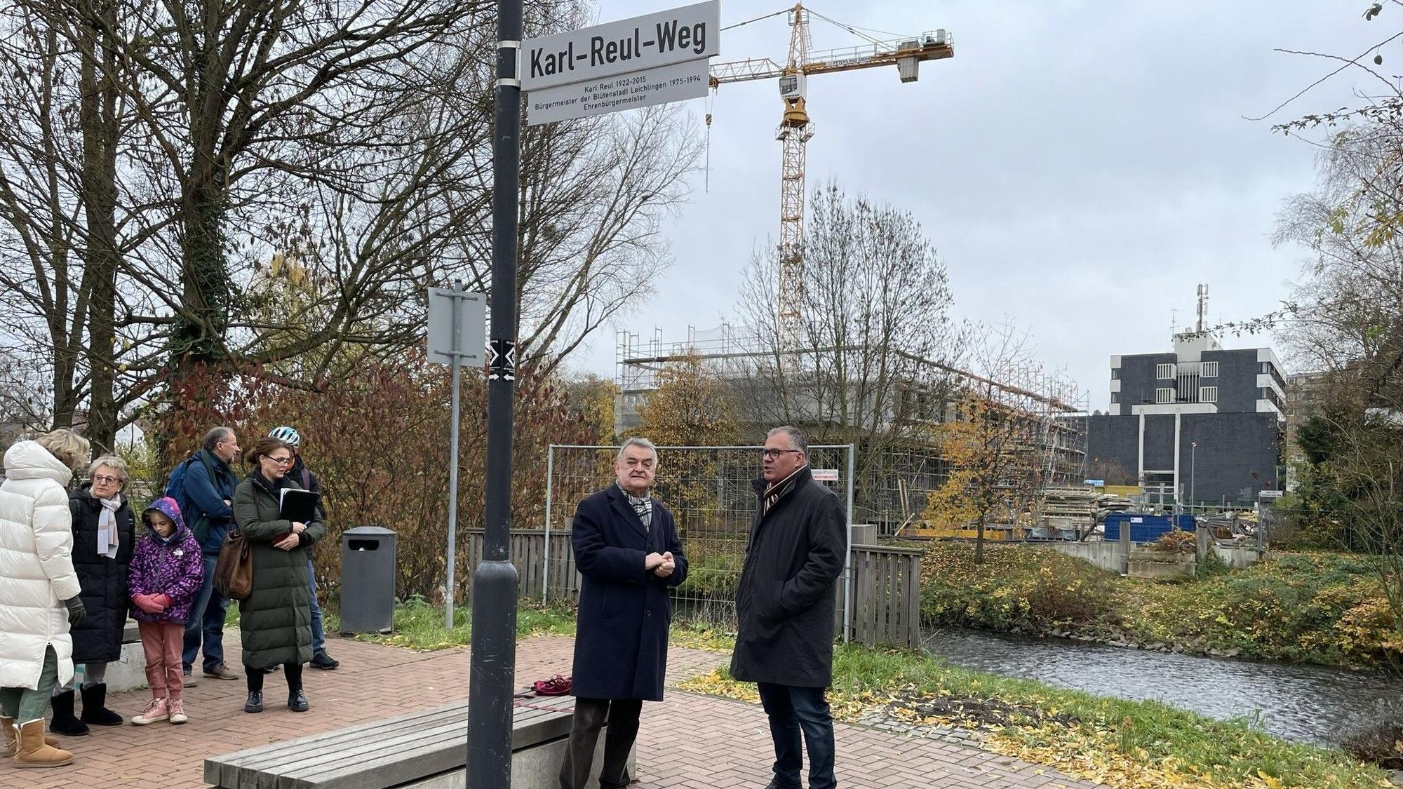 NRW-Innenminister Herbet Reul und Leichlingens Bürgermeister Frank Steffes stehen am Wupperbegleitweg bei der Einweihung des „Karl-Reul-Weg“.