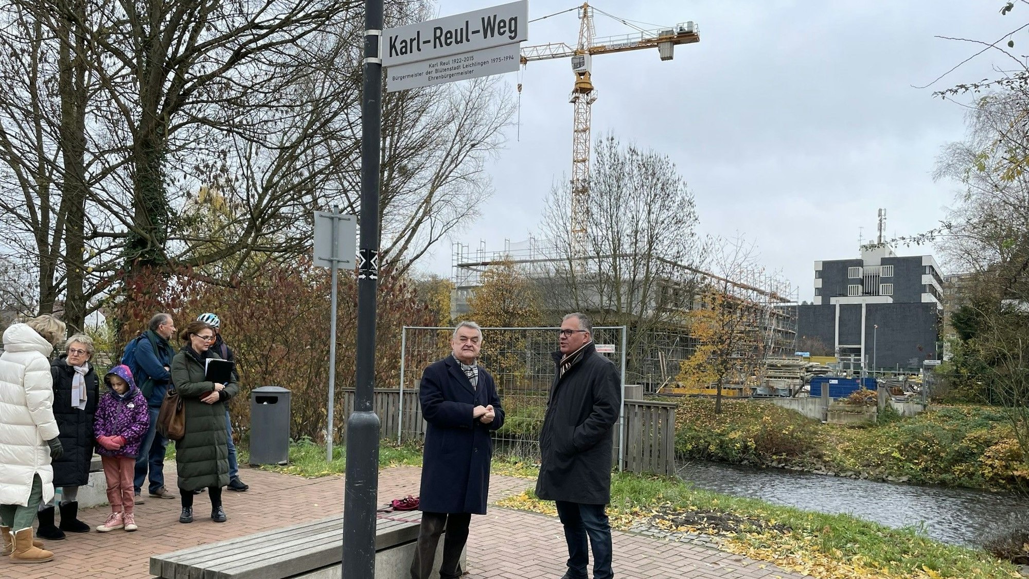 NRW-Innenminister Herbet Reul und Leichlingens Bürgermeister Frank Steffes stehen am Wupperbegleitweg bei der Einweihung des „Karl-Reul-Weg“.