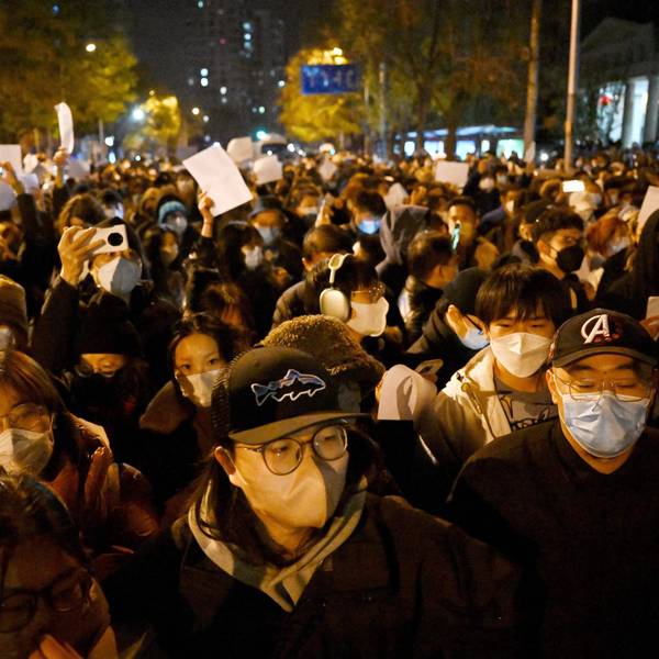 Demonstranten versammeln sich in der Innenstadt von Peking, um gegen die Corona-Politik der Regierung zu demonstrieren.