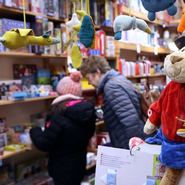 Ein Kind und eine Frau stehen in einem Spielzeugladen.