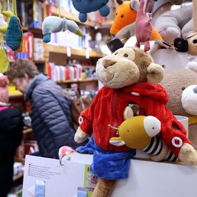 Ein Kind und eine Frau stehen in einem Spielzeugladen.