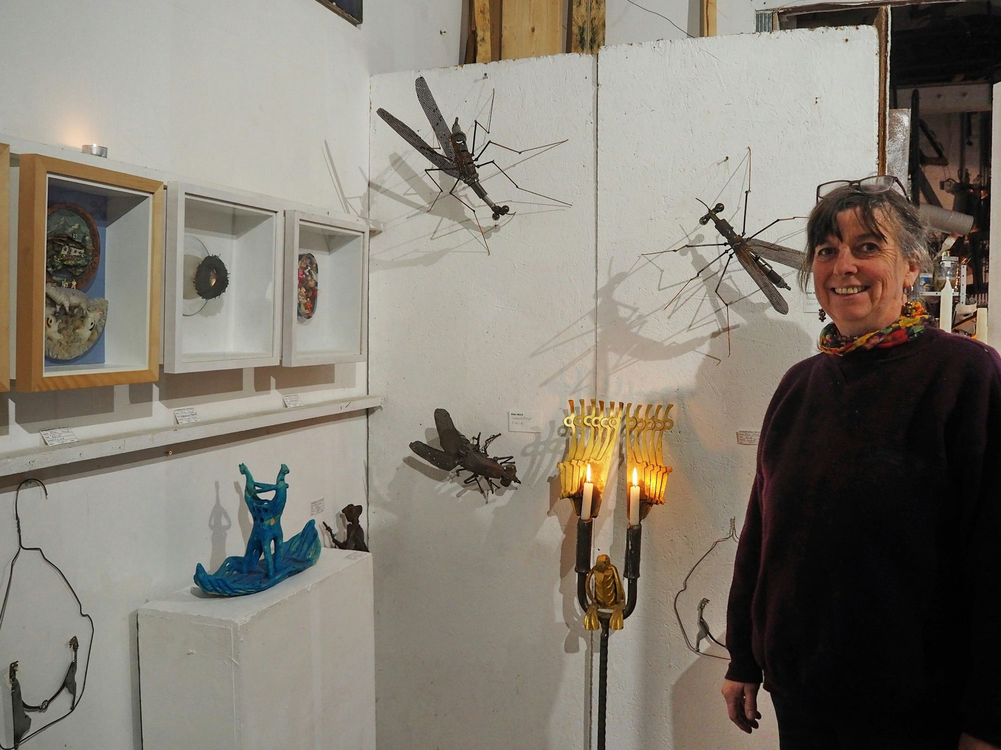 Die Veranstalterin Ellen Muck steht vor ausgestellten Keramik-Insekten in der Zollstockhalle.
