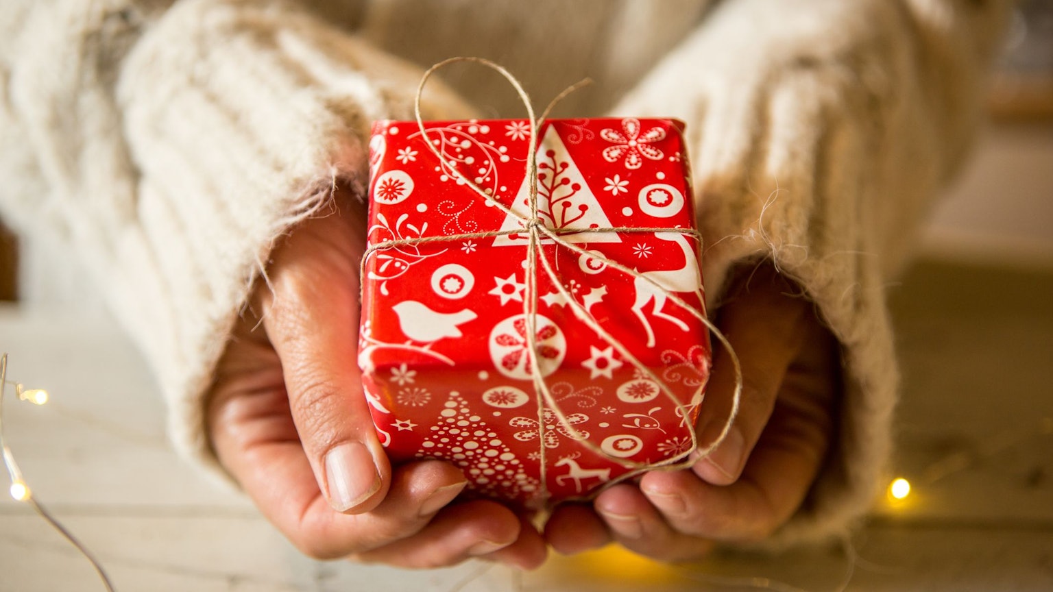 Hände halten ein Weihnachtsgeschenk