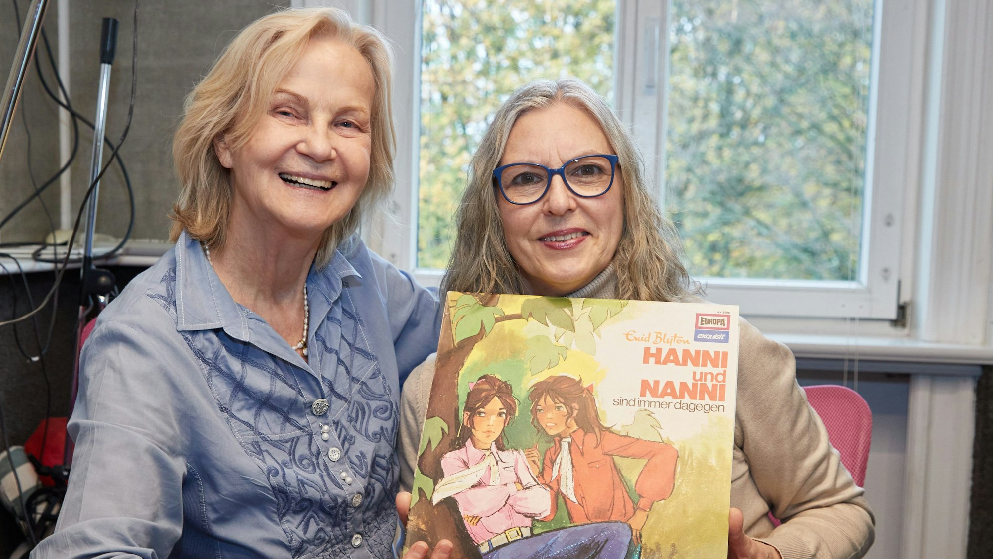 Heikedine Körting (l), Produzentin, und Manuela Dahm, Sprecherin, sitzen während eines Fototermins zu 50 Jahre "Hanni und Nanni"-Hörspiele im Tonstudio am Rothenbaum.