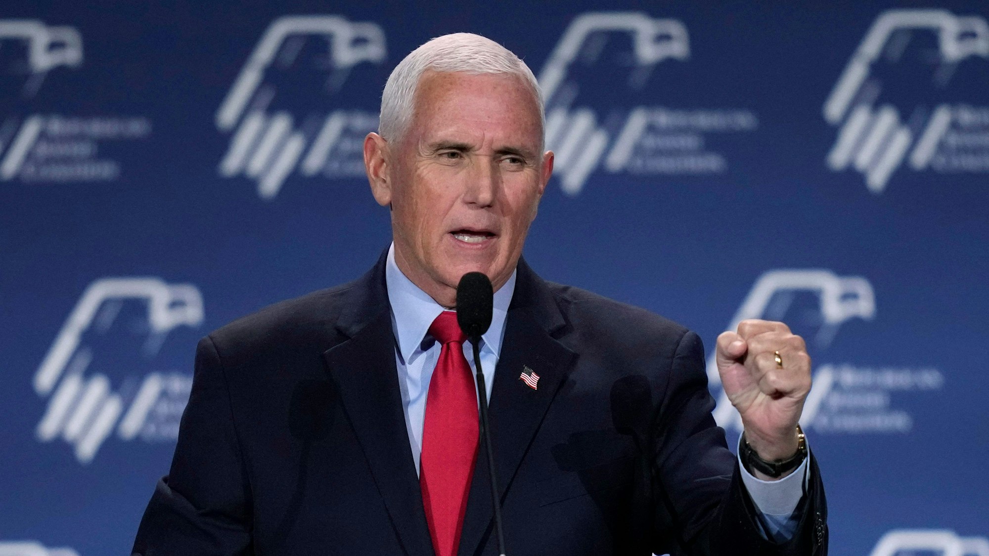 Der ehemalige Vizepräsident Mike Pence spricht beim jährlichen Führungstreffen der Republican Jewish Coalition, Freitag, 18. November 2022, in Las Vegas. Er hebt die Faust in die Luft und schaut ernst.