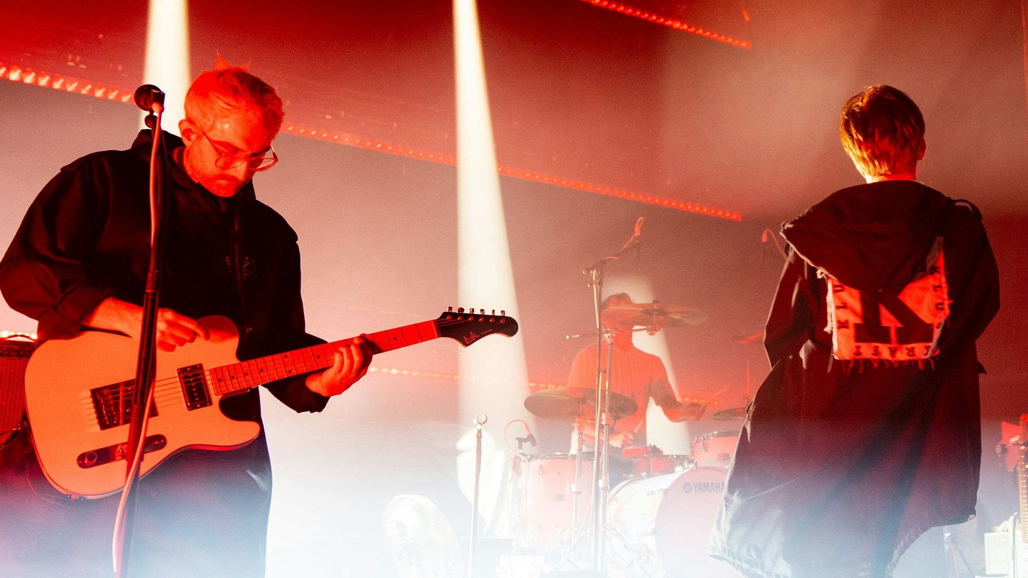 Die Band Kraftklub spielt auf der Bühne im Palladium.