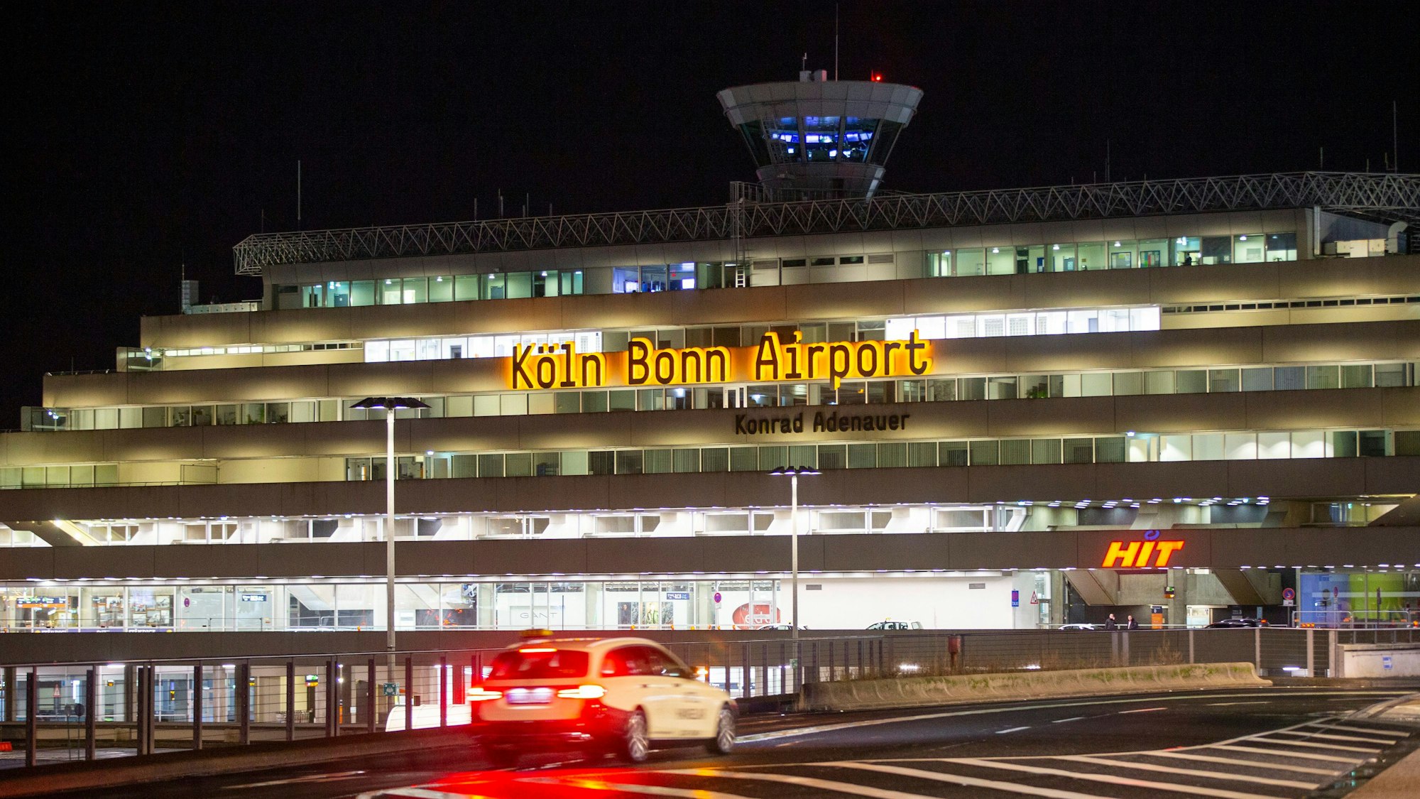 Blick auf das Flughafengebäude mit dem Schriftzug des Airports.