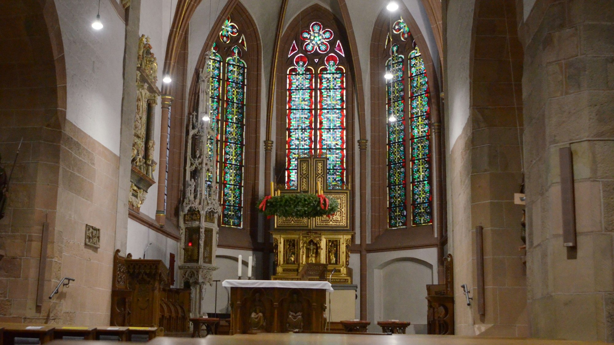 Der Altarbereich der katholischen Pfarrkirche St. Martin in Euskirchen.