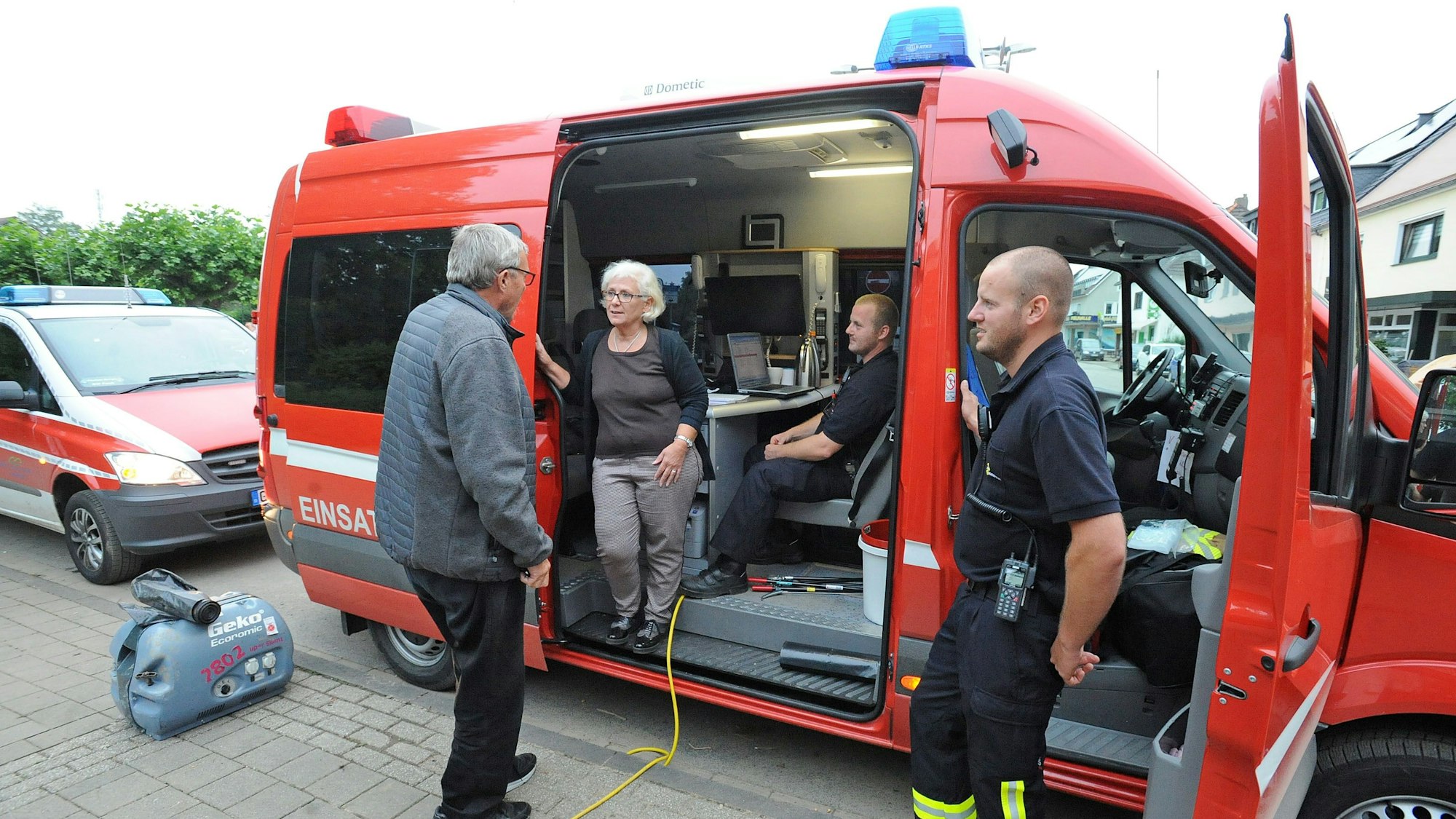 Am Infomobil von Feuerwehr und Stadtverwaltung wird nach dem Hochwasser im Juli 2021 ein Bürger beraten.