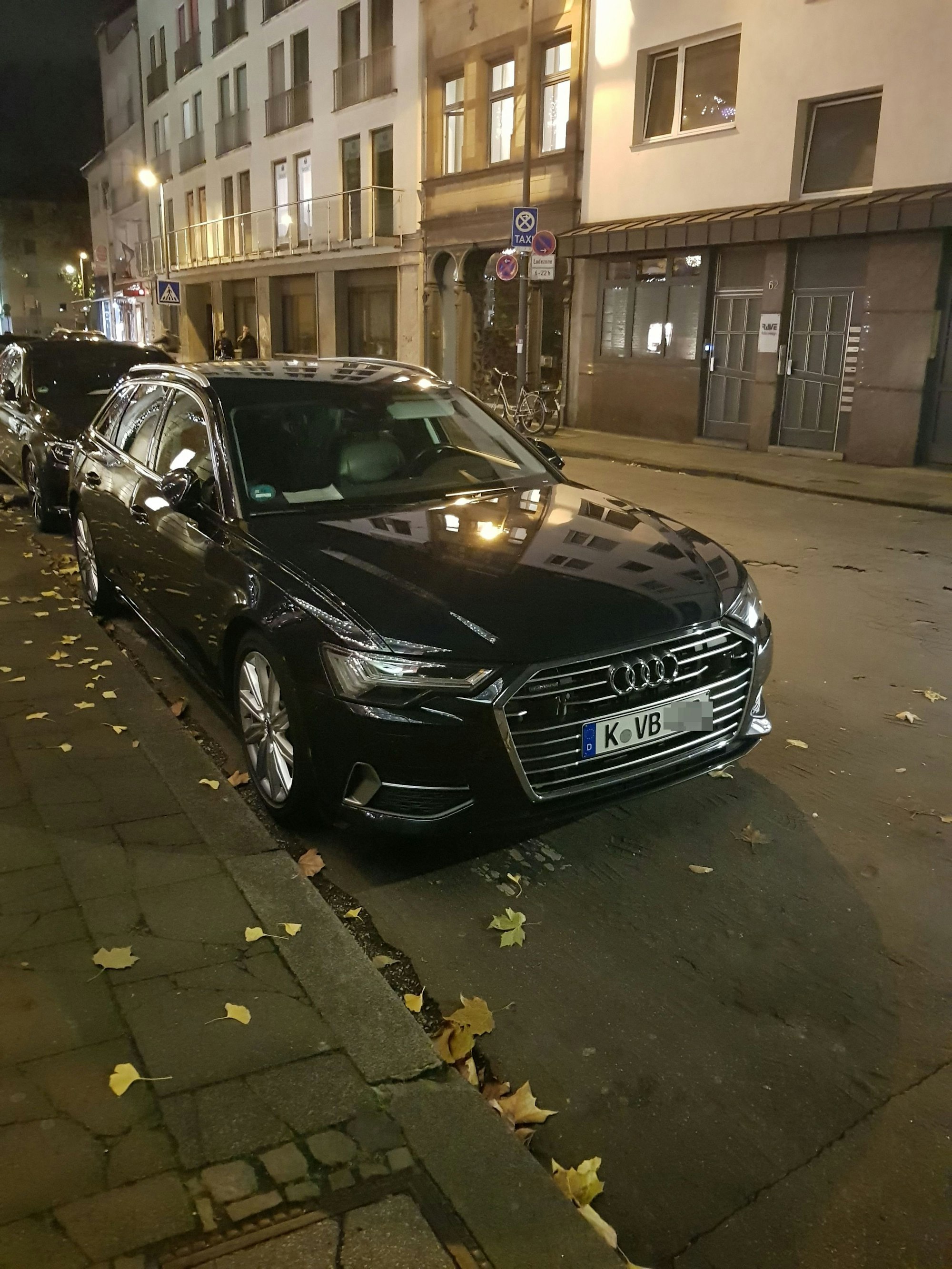 Ein schwarzer Audi steht am Straßenrand.