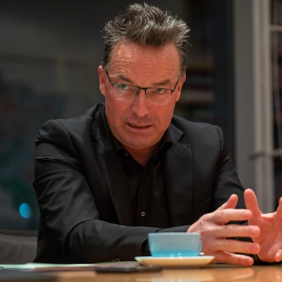 Das Bild zeigt den früheren NRW-Landtagsabgeordneten und Vorsitzenden des CDU-Stadtbezirkverbandes Rodenkirchen, Oliver Kehrl, an einem Tisch während des Interviews mit dem „Kölner Stadt-Anzeiger“.