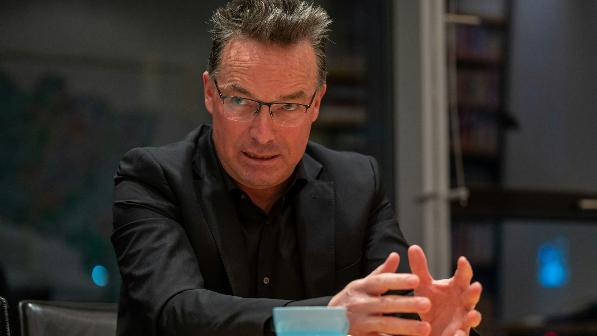 Das Bild zeigt den früheren NRW-Landtagsabgeordneten und Vorsitzenden des CDU-Stadtbezirkverbandes Rodenkirchen, Oliver Kehrl, an einem Tisch während des Interviews mit dem „Kölner Stadt-Anzeiger“.