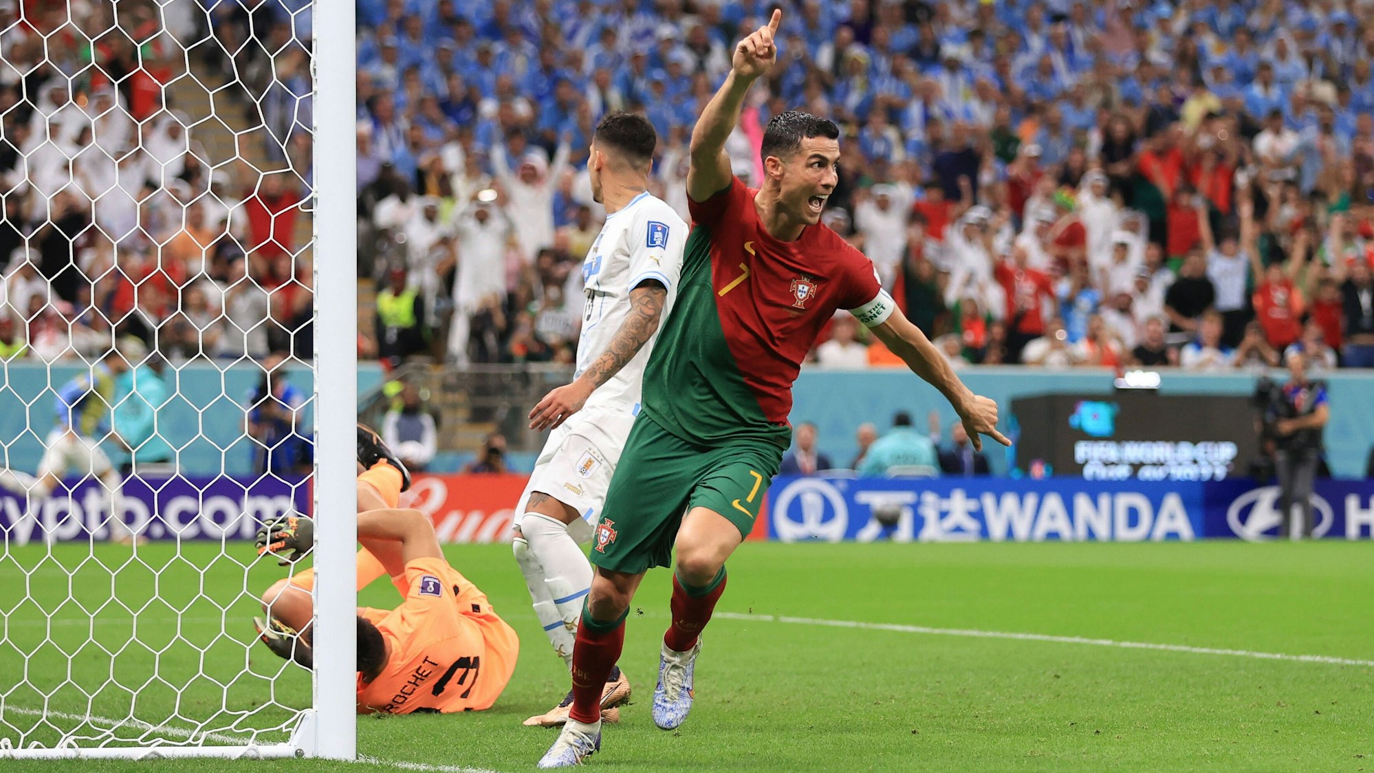 Cristiano Ronaldo von Portugal feiert nach dem Tor zum 1:0, das ihm später aberkannt wurde.