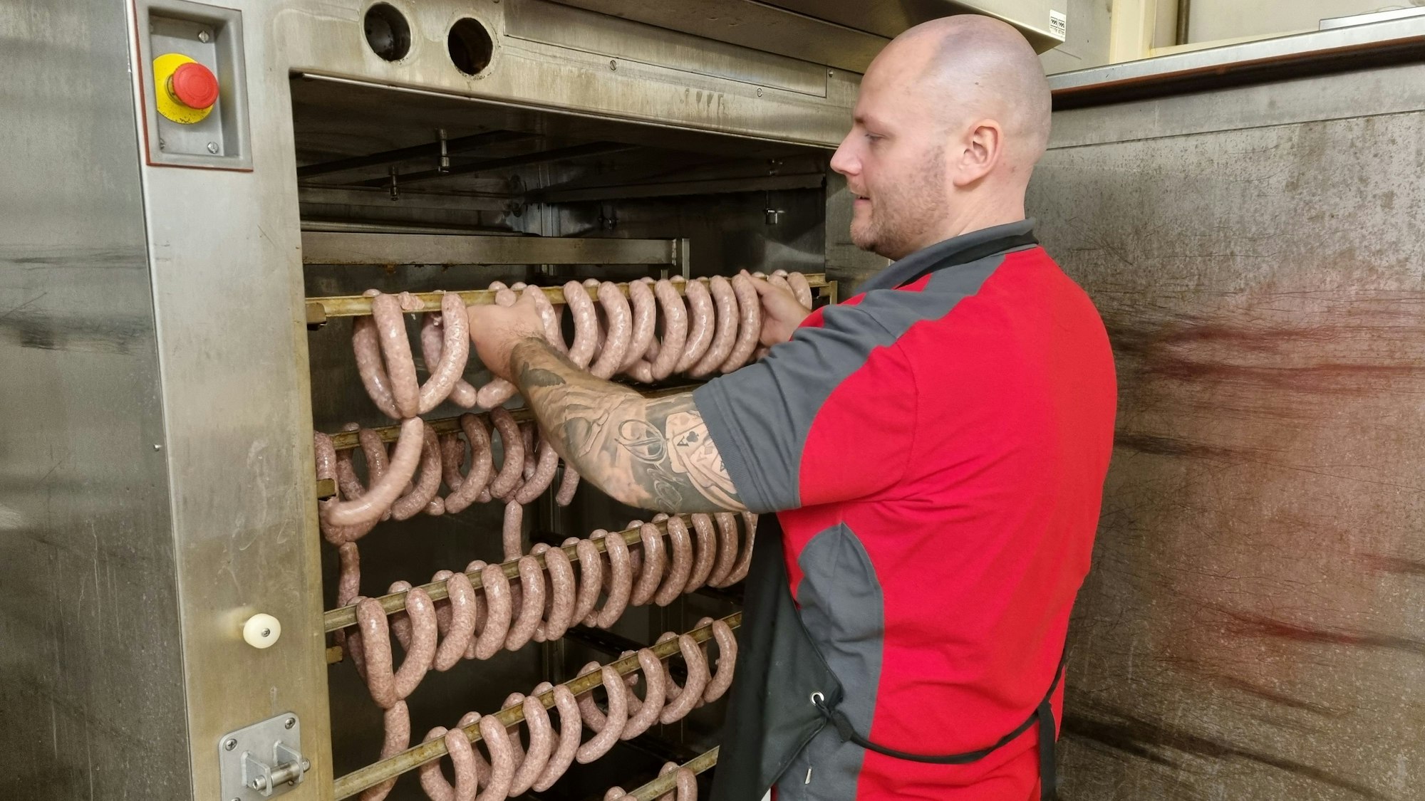Metzgermeister Daniel Pickartz in seiner Metzgerei in Leverkusen-Wiesdorf (ehemalig Emundts)