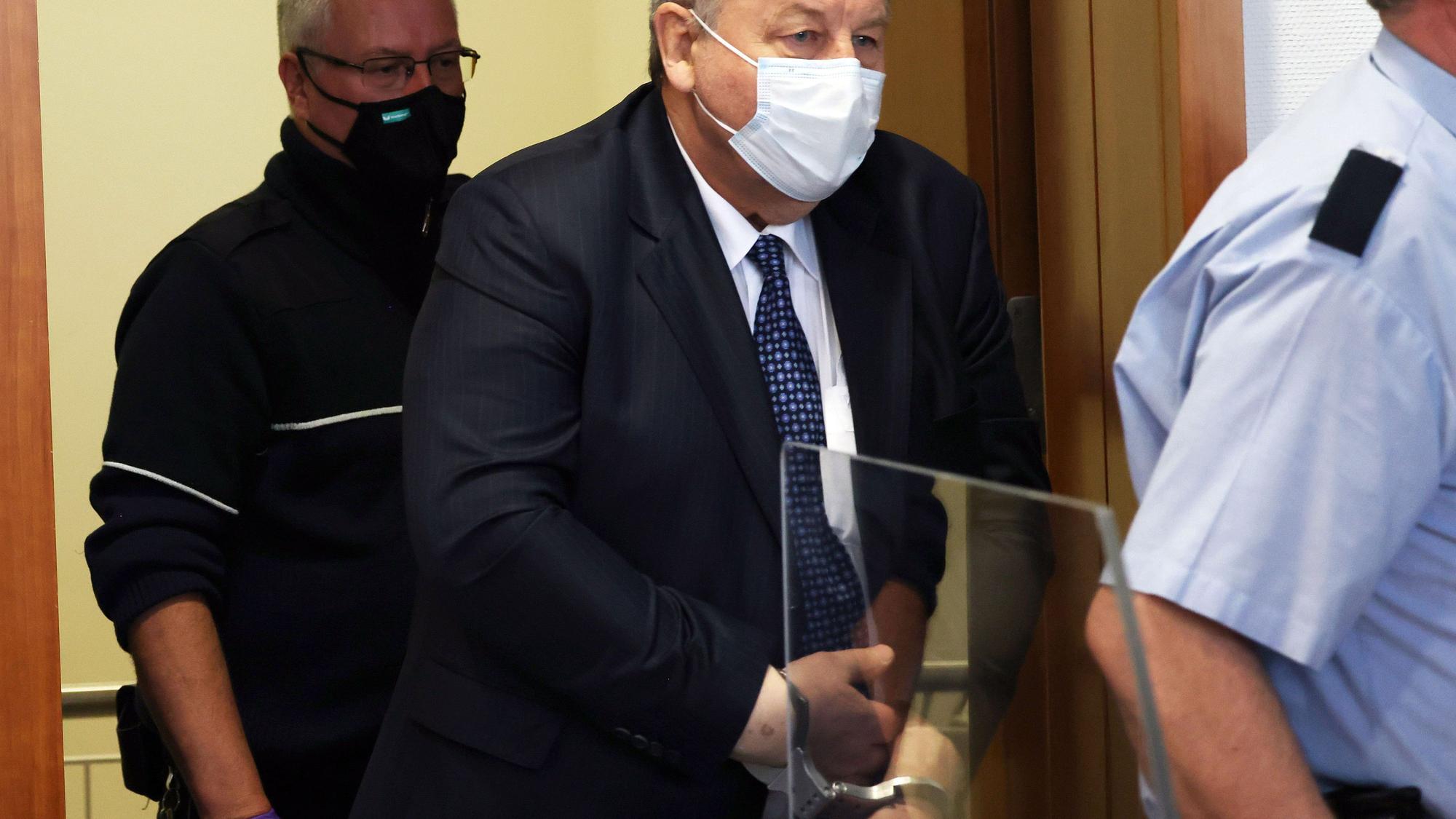 Hanno Berger (M.), Angeklagter, wird in den Gerichtssaal des Landgerichts Bonn geführt.