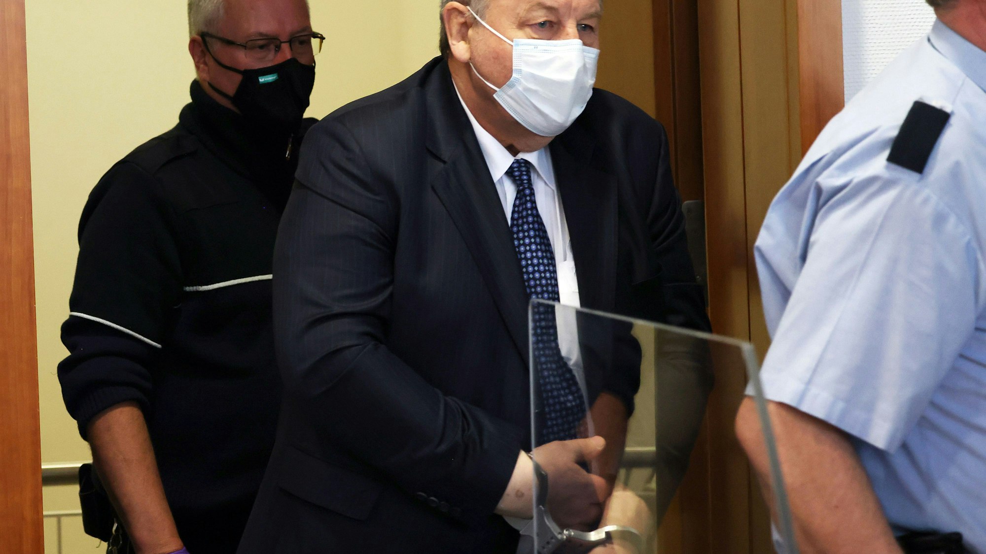 Hanno Berger (M.), Angeklagter, wird in den Gerichtssaal des Landgerichts Bonn geführt.