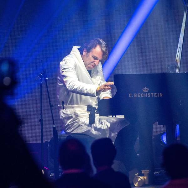 Chilly Gonzales spielt auf dem Piano.
