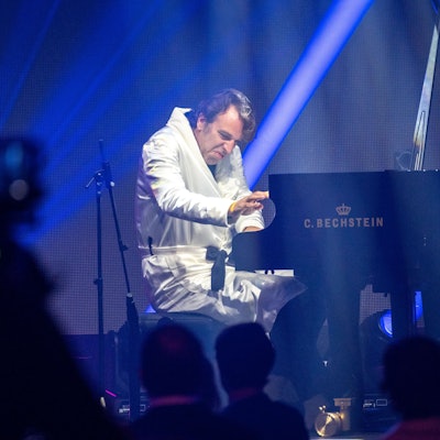 Chilly Gonzales spielt auf dem Piano.