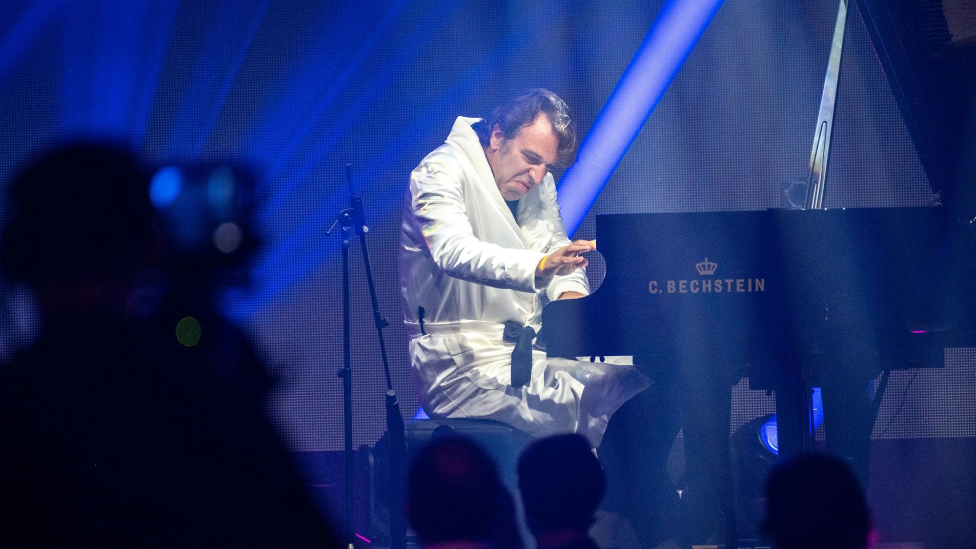 Chilly Gonzales spielt auf dem Piano.