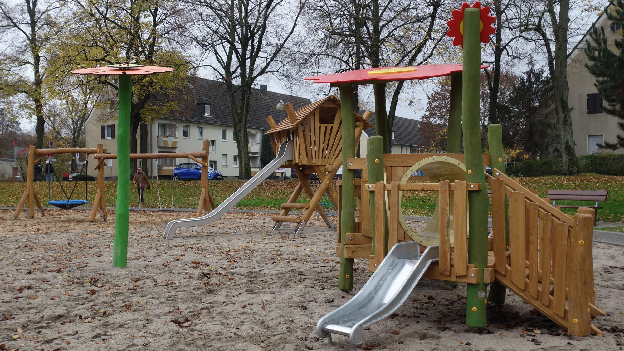 Der Spielplatz „Am Stadtpark“ erstrahlt mit neuen, bunten Geräten und Gestaltungselementen: Eine Mehrfachschaukel, zwei Schaukeln, eine Rutsche mit Stelzenhaus und eine Rutsche mit angrenzender Röhre.