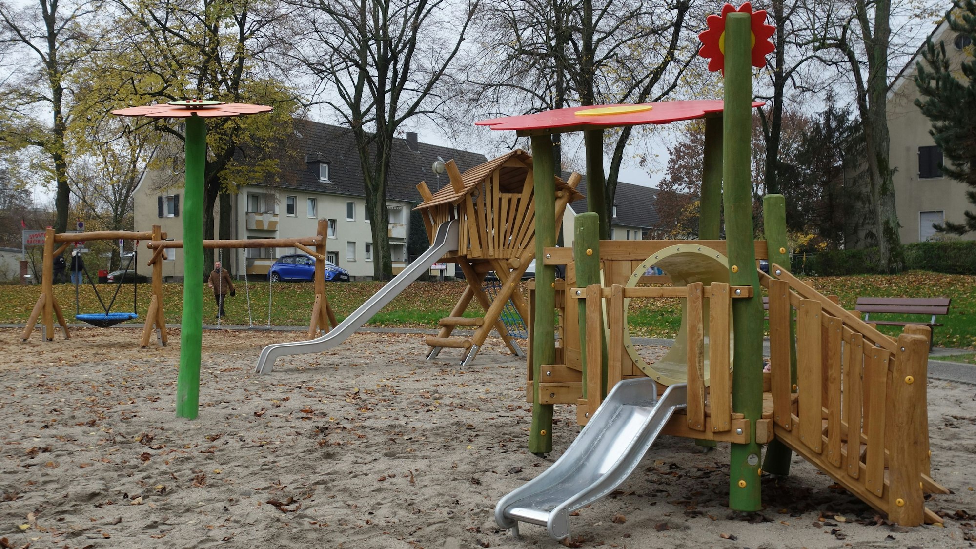 Der Spielplatz „Am Stadtpark“ erstrahlt mit neuen, bunten Geräten und Gestaltungselementen: Eine Mehrfachschaukel, zwei Schaukeln, eine Rutsche mit Stelzenhaus und eine Rutsche mit angrenzender Röhre.