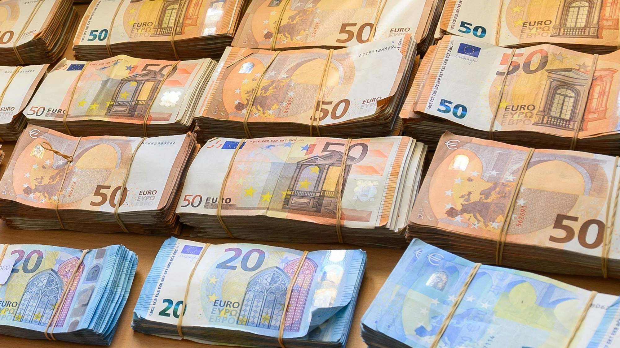 Euro-Banknoten liegen auf einem Tisch.