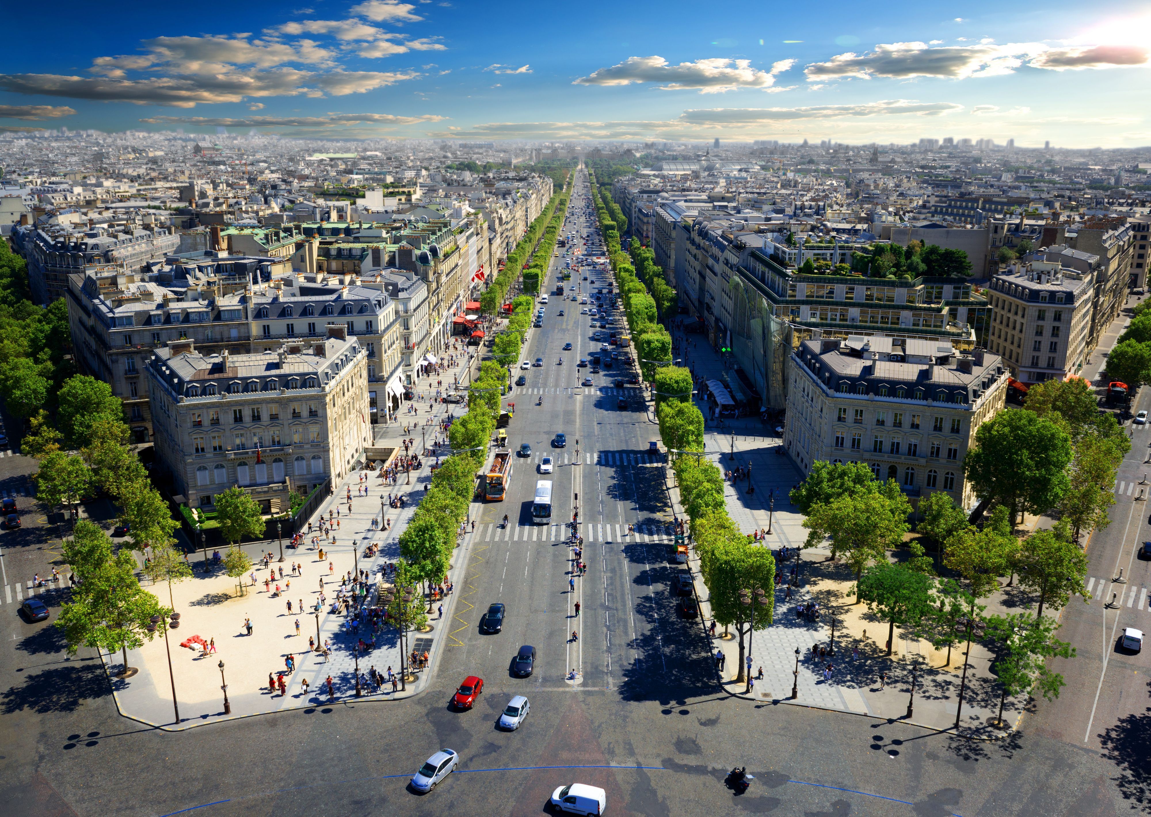 Blick auf die „Avenue des Champs Elysees“ vom Dach des Triumphbogens.