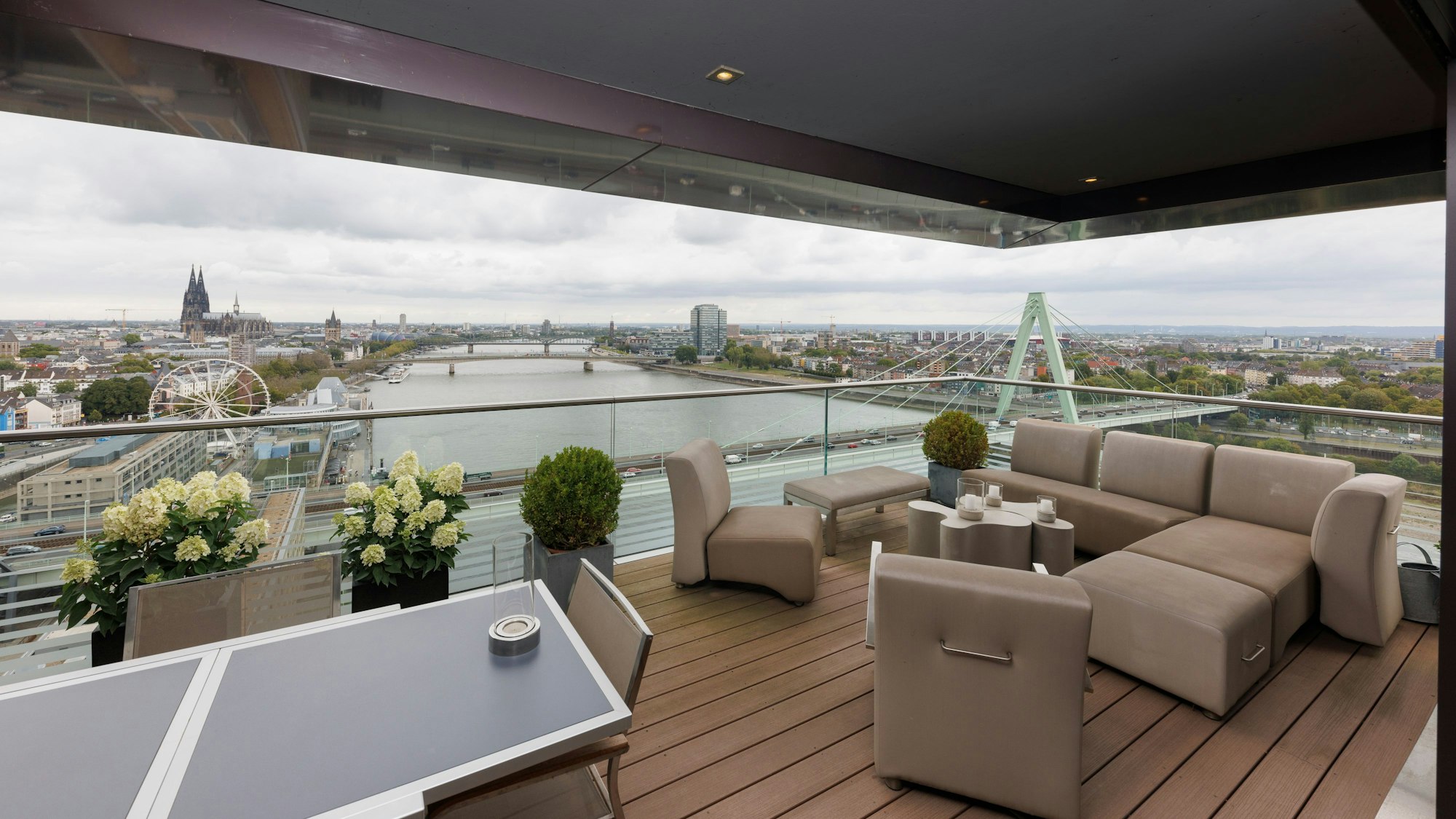 Blick aus der Kranhaus-Wohnung auf dem 17. Stock, die derzeit zum Verkauf steht. Von der Terrasse sieht man die Severinsbrücke und das Rheinpanorama mit dem Dom.