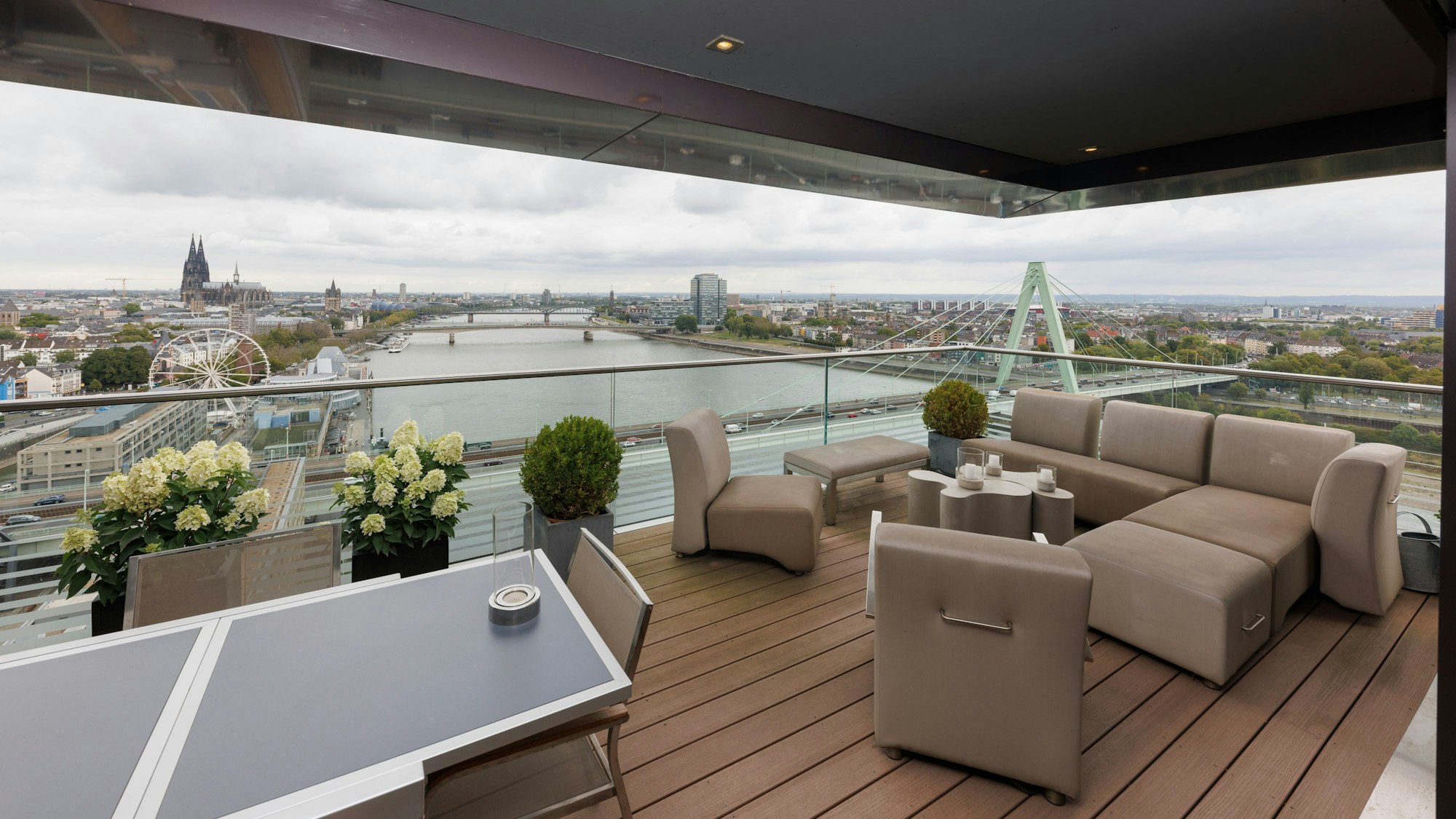 Blick aus einer Kranhaus-Wohnung im 17. Stock