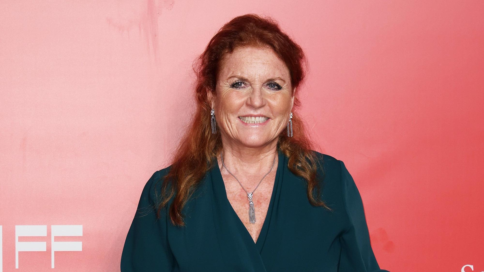 Sarah Ferguson alias Fergie bei einem Foto-Call. Sie lacht.