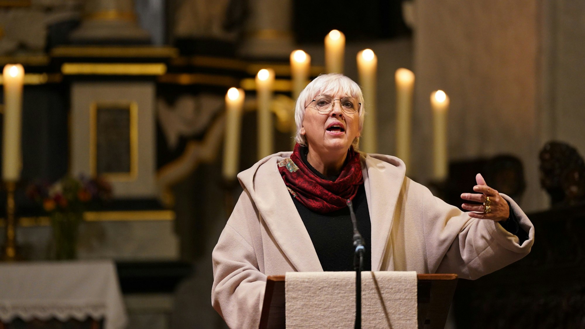 Claudia Roth (Bündnis 90/Die Grünen), Staatsministerin für Kultur und Medien, bei einer Ansprache in der St. Nicolai-Kirche in Mölln.