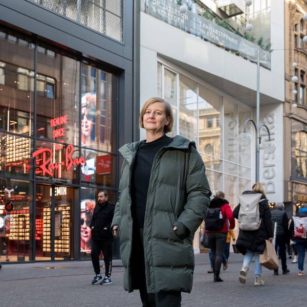 Architektin Claudia Pannhausen vor dem Ray-Ban-Gebäude auf der Schildergasse. Auch die beiden Nachbargeschäfte hat ihr Büro umgebaut. Typisch sind die hohen Glasfassaden.