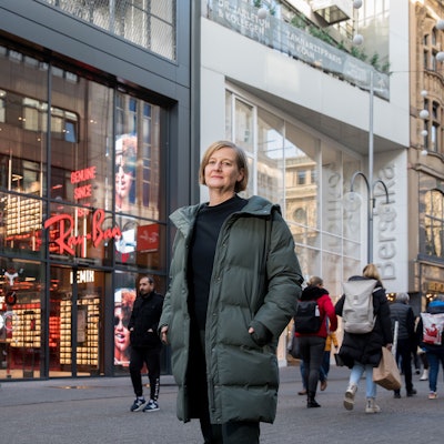 Architektin Claudia Pannhausen vor dem Ray-Ban-Gebäude auf der Schildergasse. Auch die beiden Nachbargeschäfte hat ihr Büro umgebaut. Typisch sind die hohen Glasfassaden.