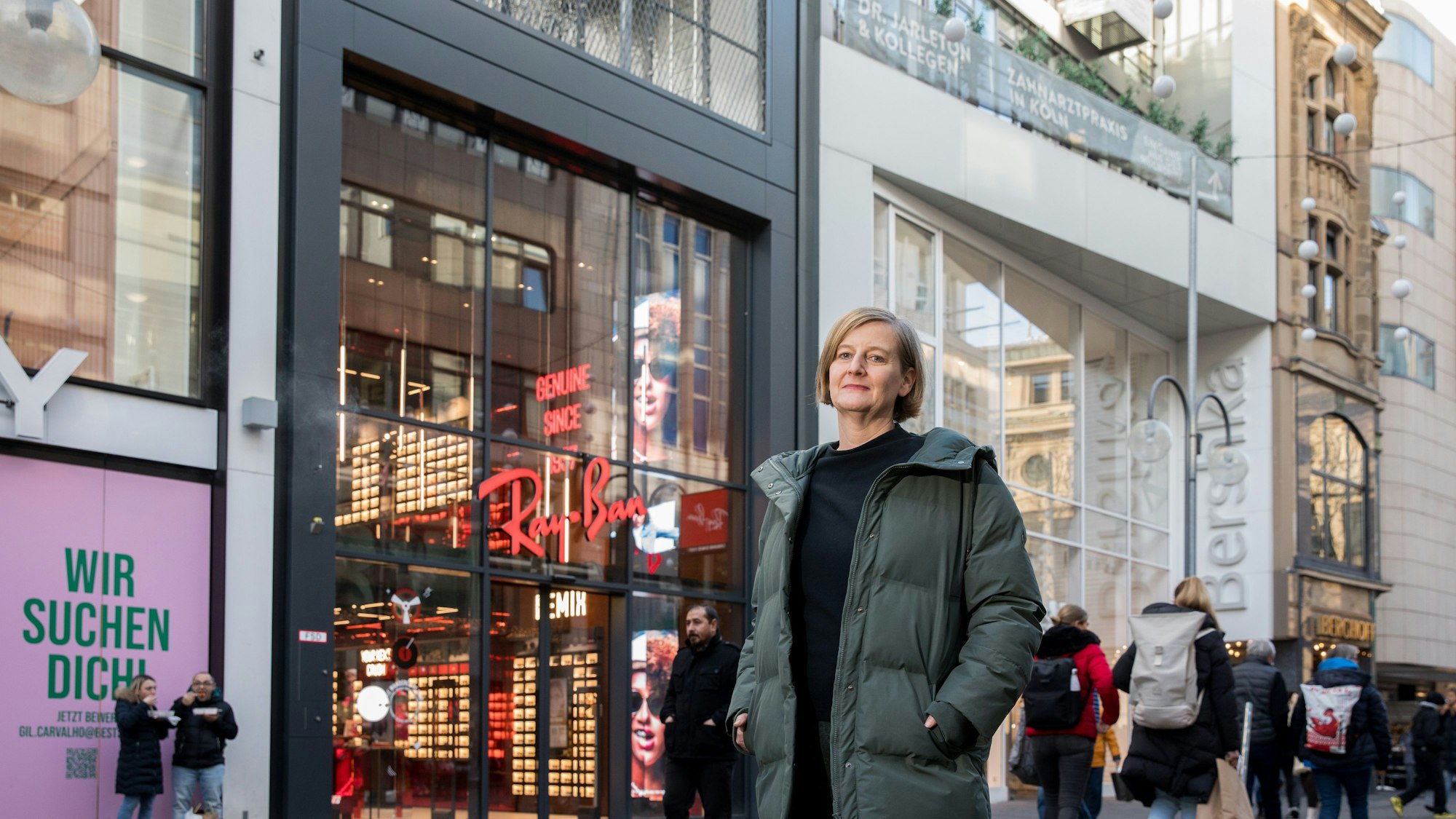 Architektin Claudia Pannhausen vor dem Ray-Ban-Gebäude auf der Schildergasse. Auch die beiden Nachbargeschäfte hat ihr Büro umgebaut. Typisch sind die hohen Glasfassaden.