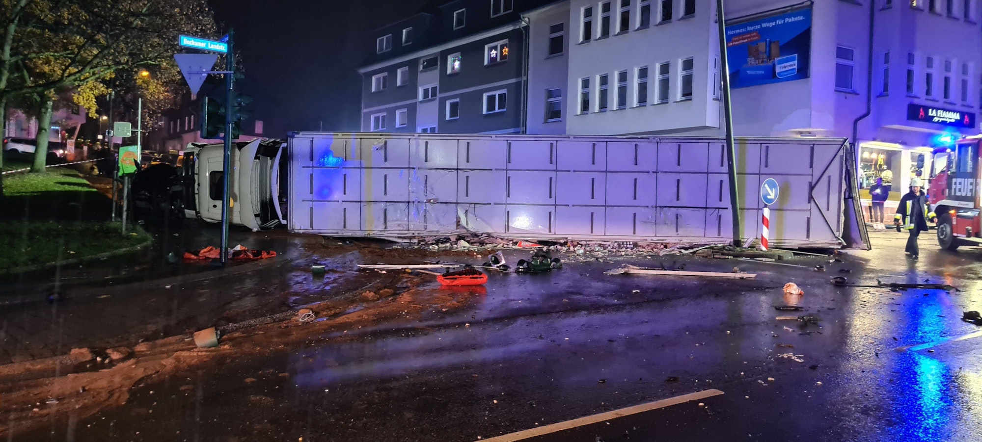Der Lastwagen liegt nach dem schweren Unfall in Essen auf der Seite.