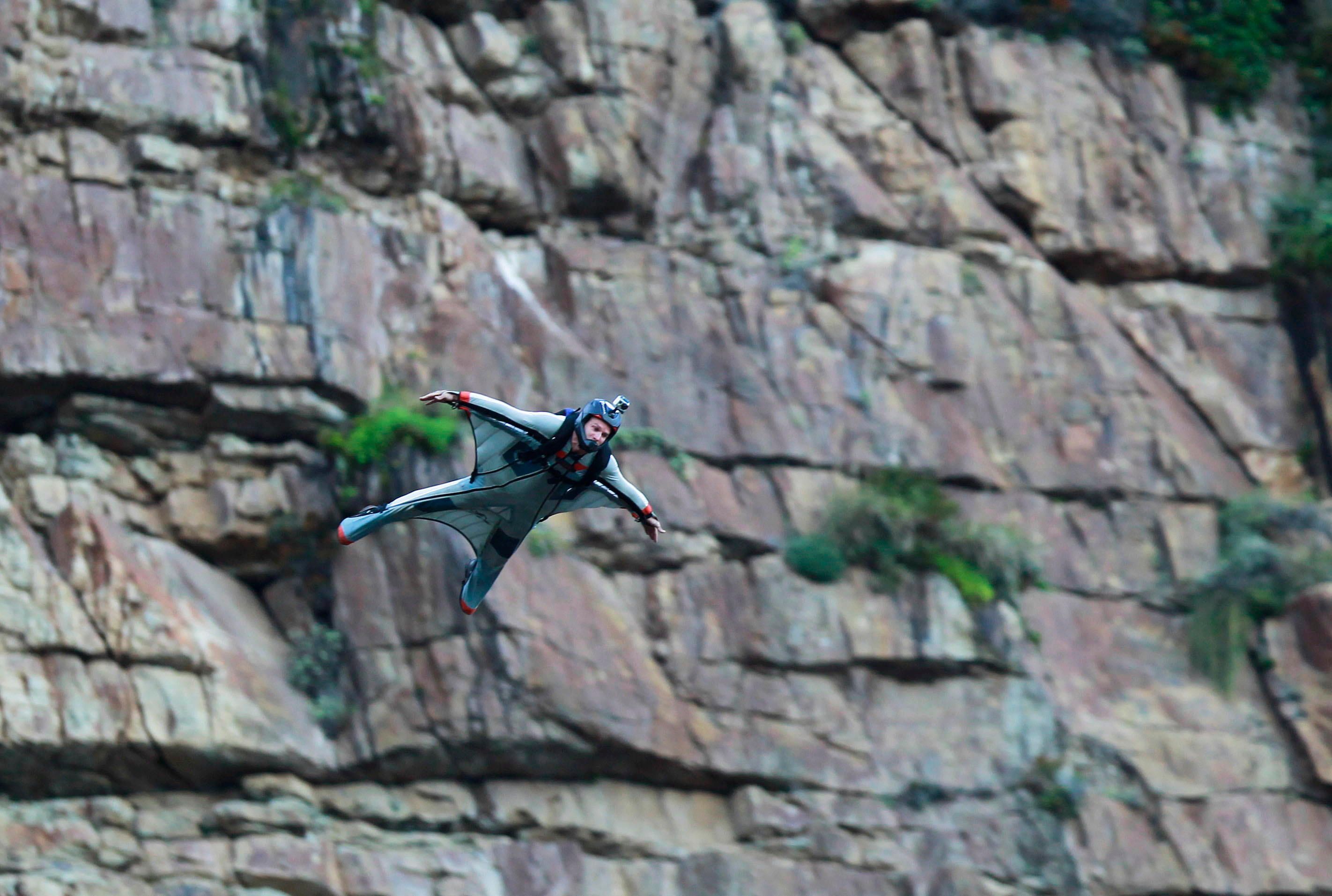 Der südafrikanische Basejumper Leander Lacey fliegt in einem speziell entwickelten Wingsuit, nachdem er von den Klippen des Chapman's Peak, einem Teil des Tafelberg-Nationalparks in Kapstadt, Südafrika, gesprungen ist (05. März 2011).