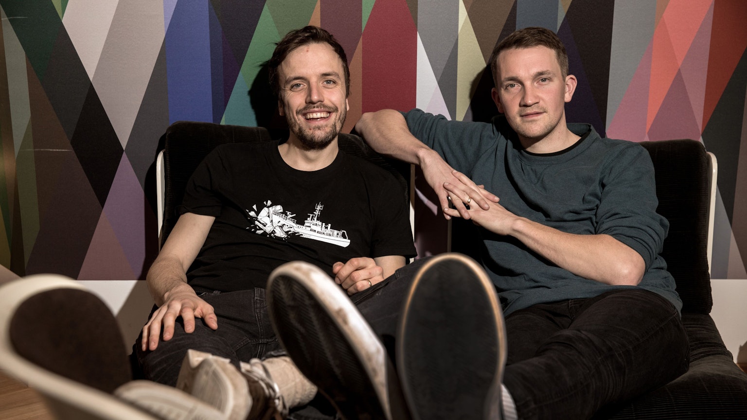 Maximilian Kennel und Jonas Frömming von der Band „Das Lumpenpack“ sitzen auf einem Sofa.