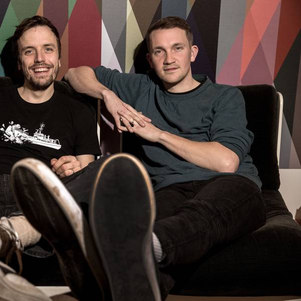 Maximilian Kennel und Jonas Frömming von der Band „Das Lumpenpack“ sitzen auf einem Sofa.