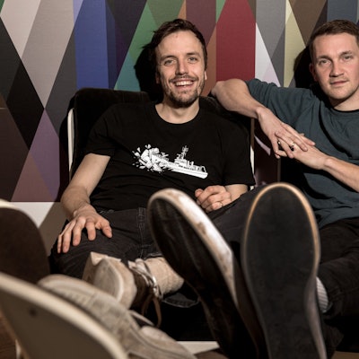 Maximilian Kennel und Jonas Frömming von der Band „Das Lumpenpack“ sitzen auf einem Sofa.