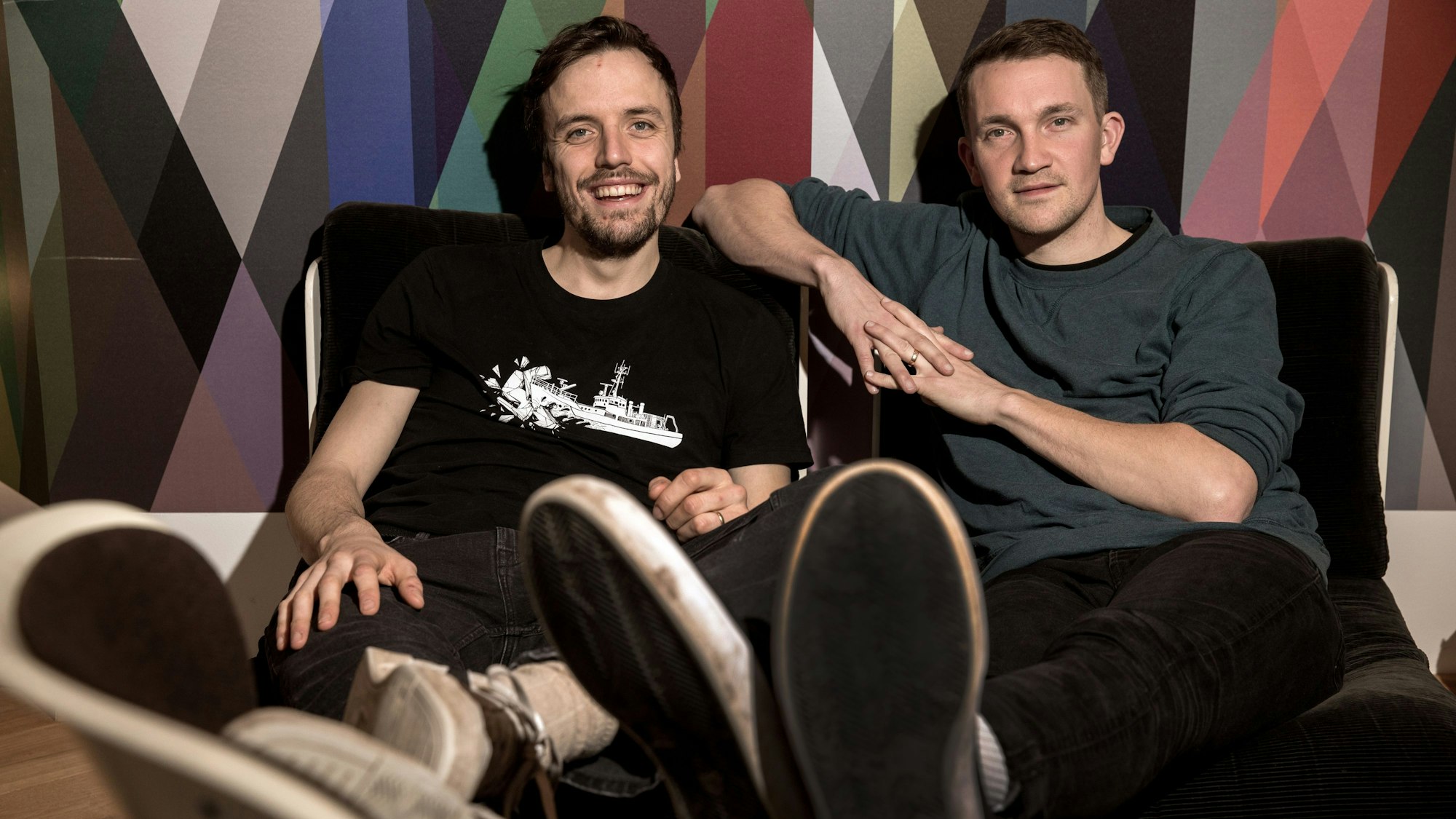 Maximilian Kennel und Jonas Frömming von der Band „Das Lumpenpack“ sitzen auf einem Sofa.