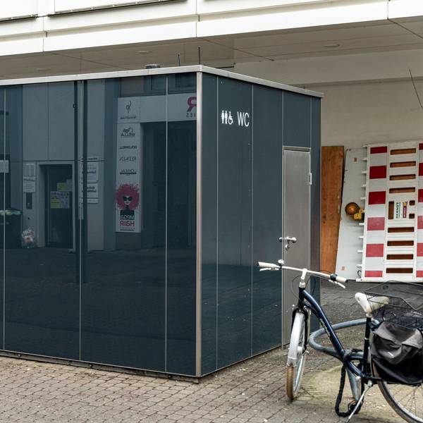 Öffentliche Toilette von außen.