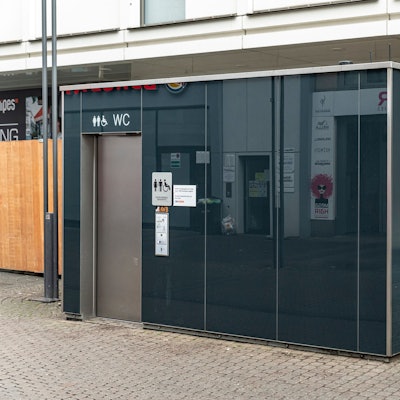 Öffentliche Toilette von außen.