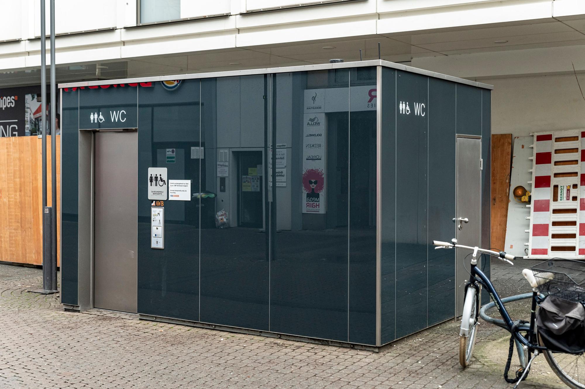 Öffentliche Toilette von außen.