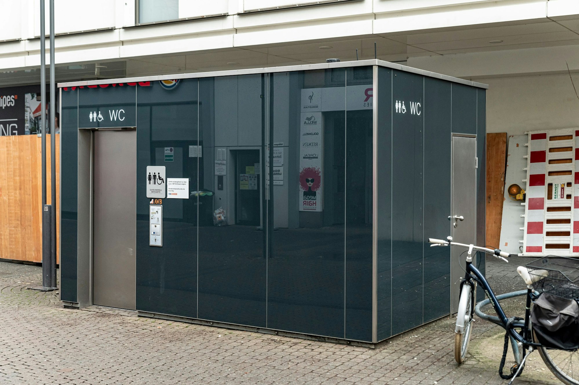 Öffentliche Toilette von außen.
