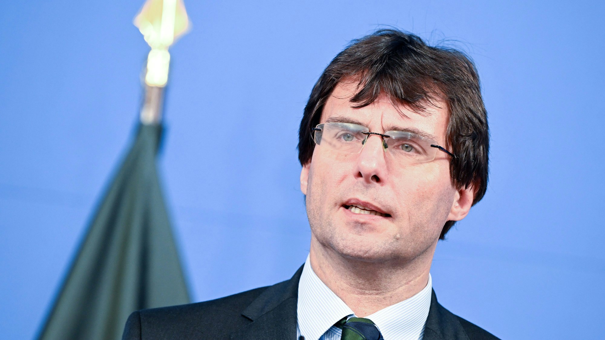 Zu sehen ist Marcus Optendrenk (CDU), Finanzminister von Nordrhein-Westfalen. Er spricht während einer Pressekonferenz.