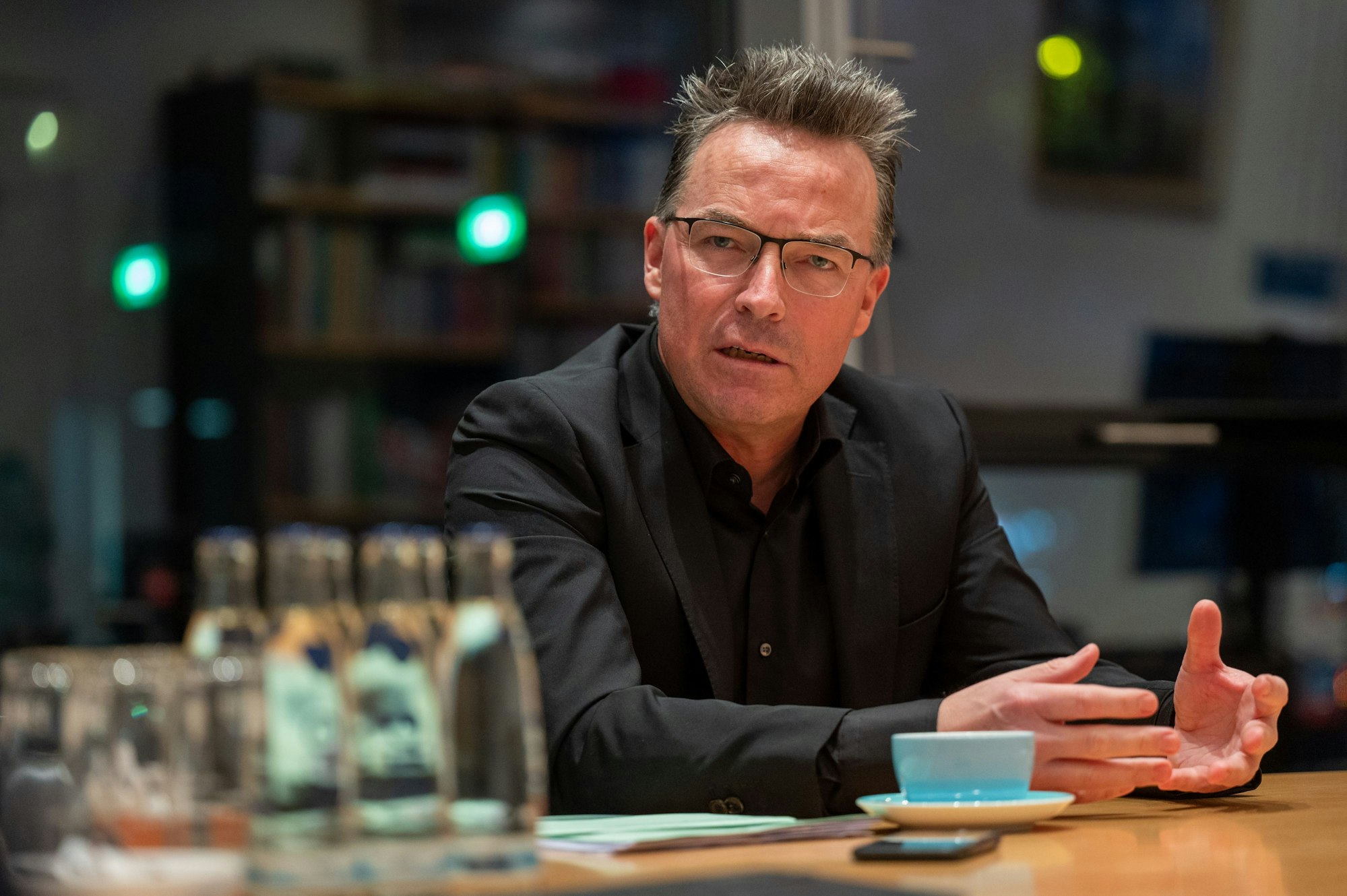 Das Bild zeigt den früheren NRW-Landtagsabgeordneten und Vorsitzenden des CDU-Stadtbezirkverbandes Rodenkirchen, Oliver Kehrl, an einem Tisch während des Interviews mit dem „Kölner Stadt-Anzeiger“.