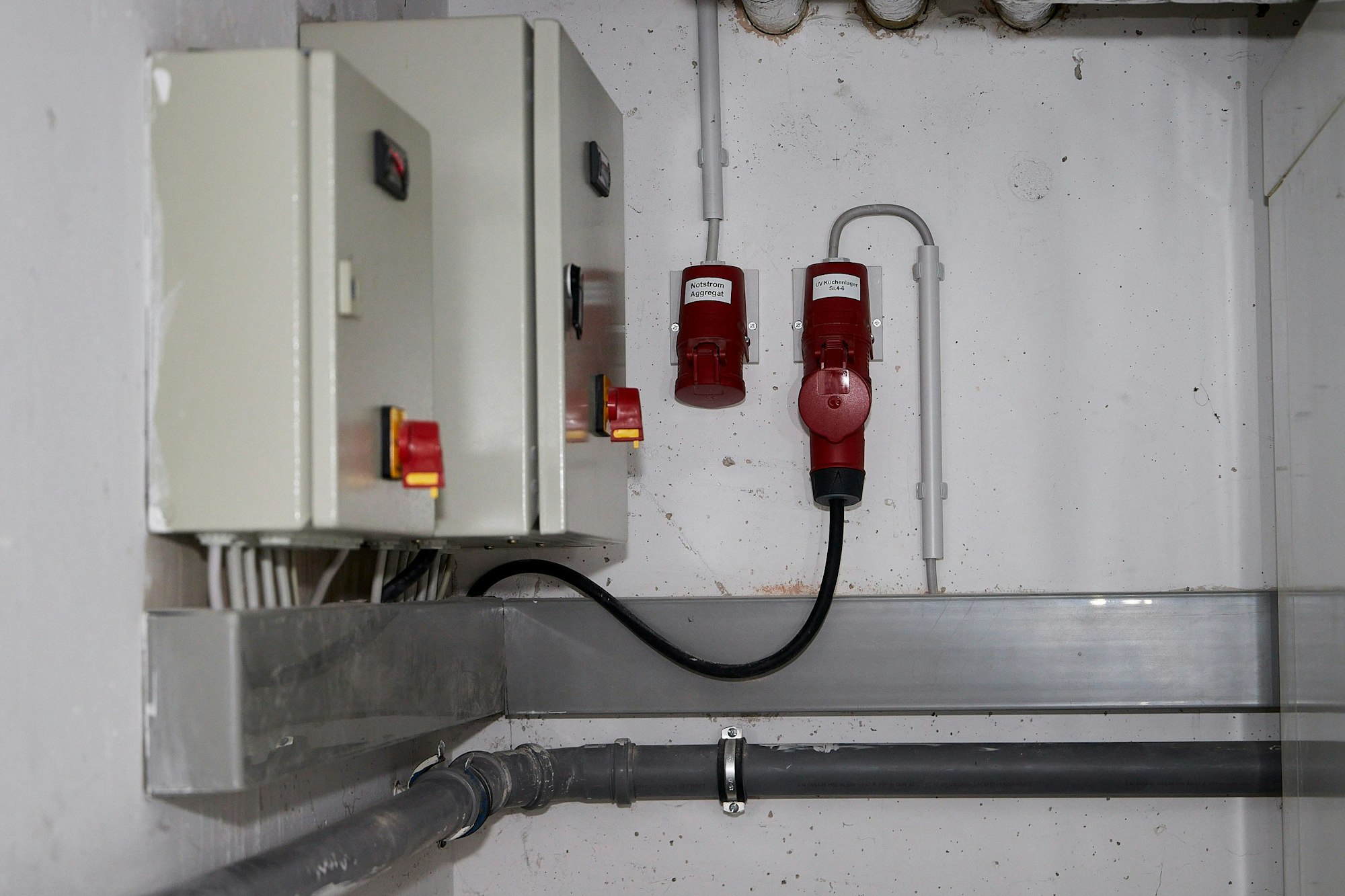 An der Wand im Keller ist eine Notstromversorgung installiert worden.