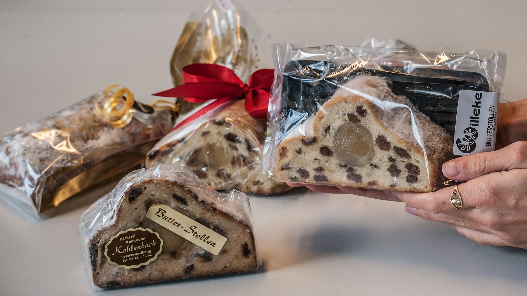 Verschiedene Stollen sind auf einem Tisch angeordnet.